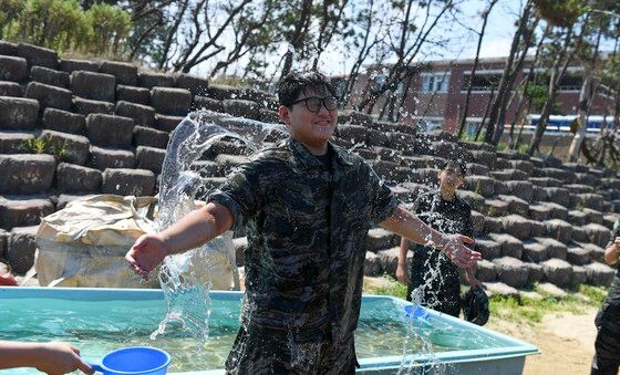 더위 식히는 해병대캠프 참가자