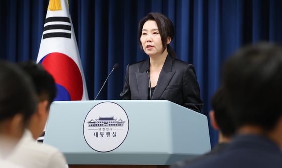 스가 전 일본 총리 접견 브리핑하는 강유정 대변인