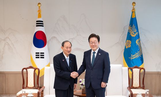 악수 나누는 이재명 대통령·스가 전 일본총리