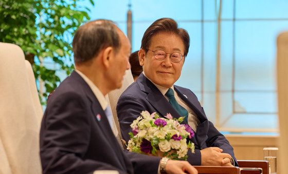 스가 전 일본총리 발언 듣는 이재명 대통령