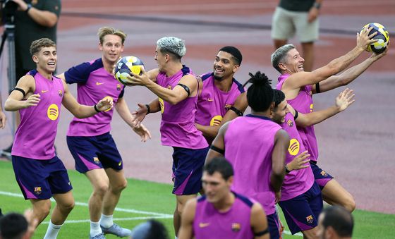 화기애애한 훈련 진행하는 FC 바르셀로나