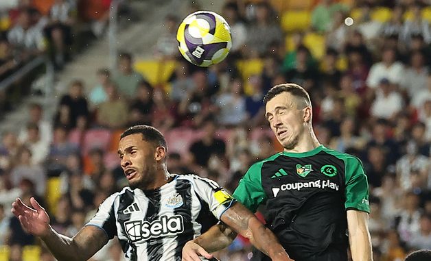 치열한 헤딩 경합