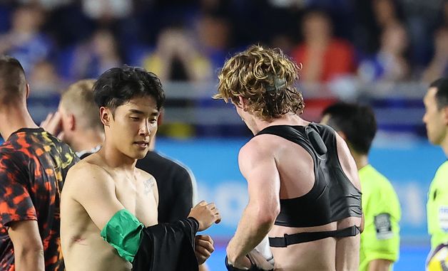 고든과 유니폼 교환하는 어정원