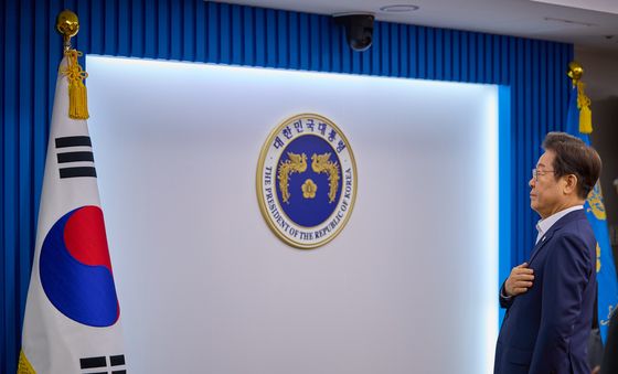 李대통령, 비상경제점검 TF 회의 국민의례