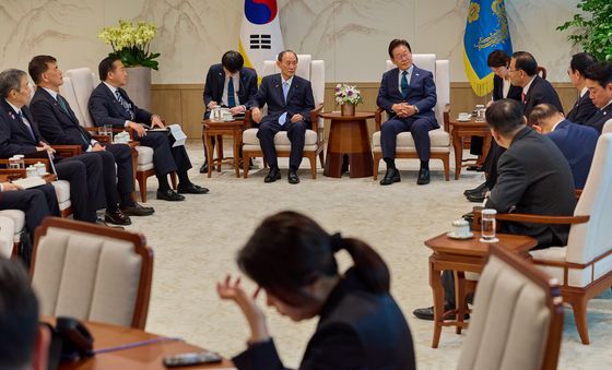 스가 전 일본 총리 접견하는 이재명 대통령