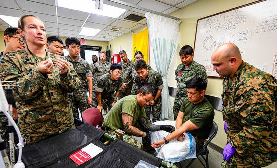 채혈 참관하는 한미 장병들