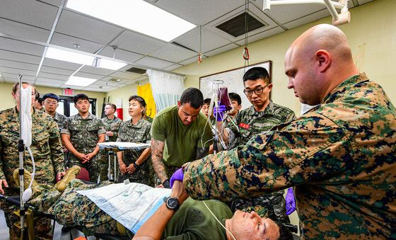 수혈 참관하는 한미 장병들