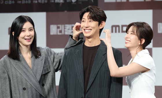 이보영·강기영·윤가이, 행복을 전하는 하트