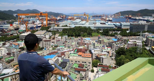 한화오션 거제사업장 바라보는 시민