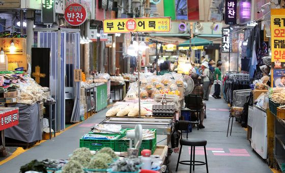 계속되는 폭염에 발길 뜸한 전통시장
