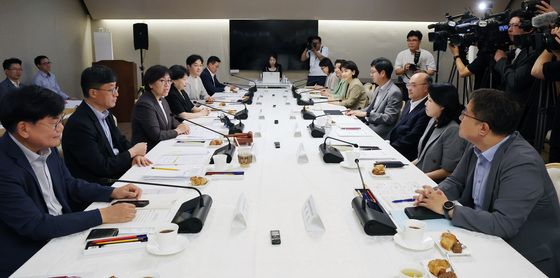 중앙생활보장위원회의 주재하는 정은경 장관