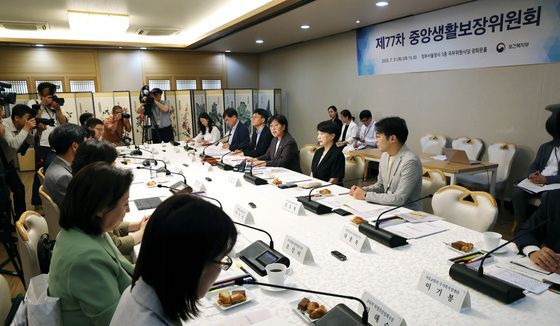 중앙생활보장위원회의 주재하는 정은경 장관