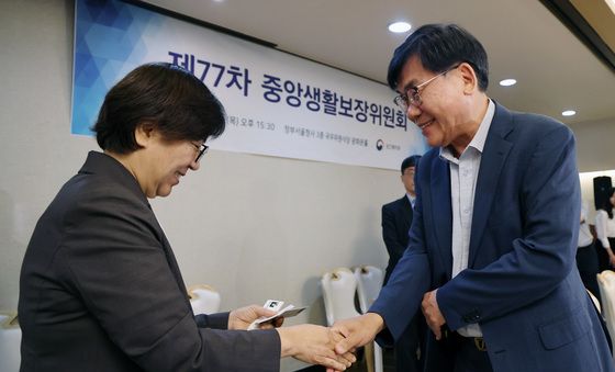 인사 나누는 정은경 장관