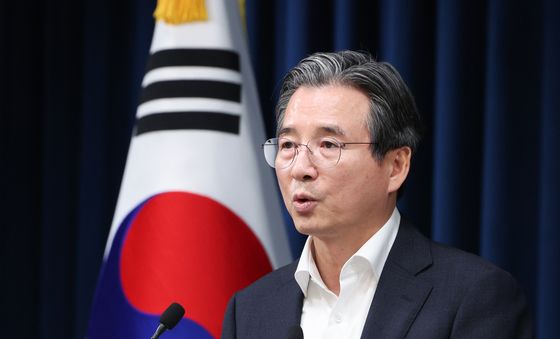 브리핑하는 김용범 정책실장