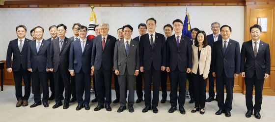 차관급 임명장 수여식 나선 김민석 국무총리