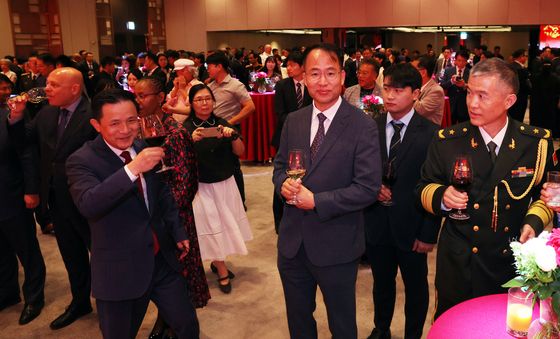 건배하는  중국인민해방군 건군 98주년 기념 리셉션