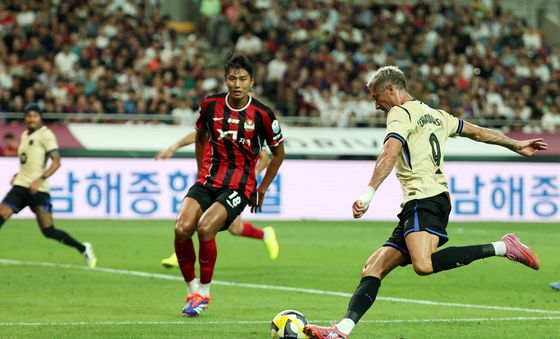 슈팅하는 레반도프스키