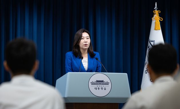 부산 화재 사망사고 관련 브리핑 하는 강유정 대변인