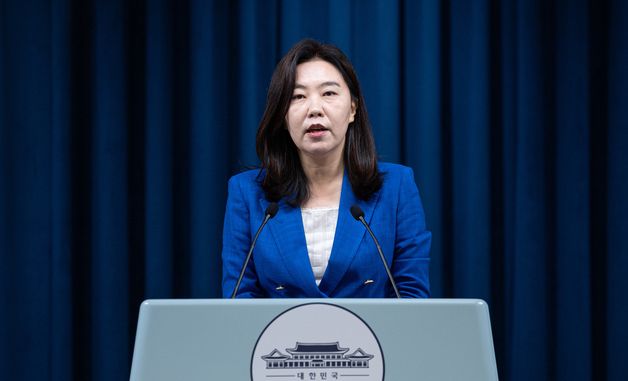 현안 브리핑 갖는 강유정 대변인