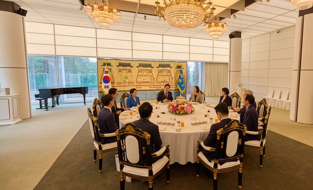 국회 비교섭단체 지도부 만난 이재명 대통령