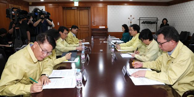 부산아파트 화재 아동 사망관련 긴급 대책회의 주재하는 윤창렬 국무조정실장