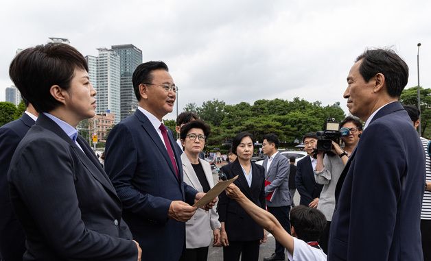 항의서한 손에 든 국민의힘