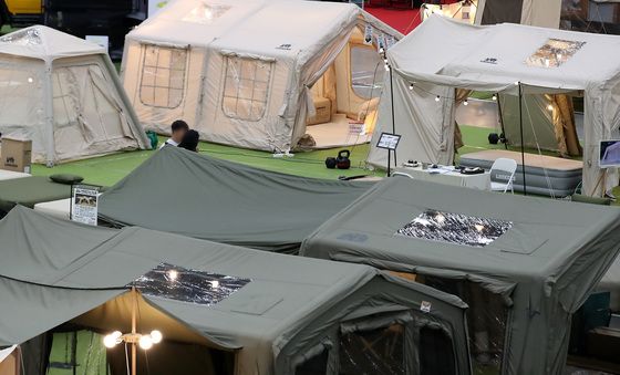 폭염에 발길 뜸한 실내 행사장