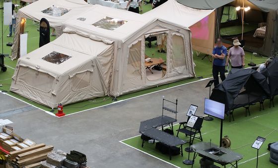 폭염에 발길 뜸한 실내 행사장