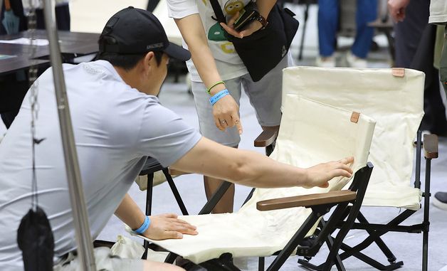 꼼꼼하게 캠핑 용품 살피는 관람객들