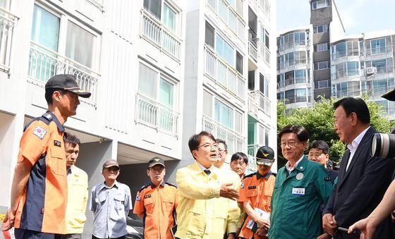 재난안전관리본부장, 부산 기장군 아파트 화재 사고 현장 방문