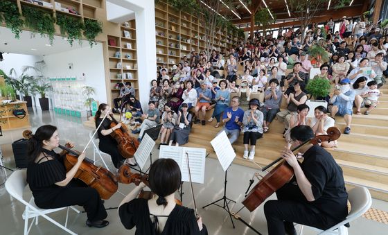 '더운 날씨 수목원에서 쉬었다 가세요'