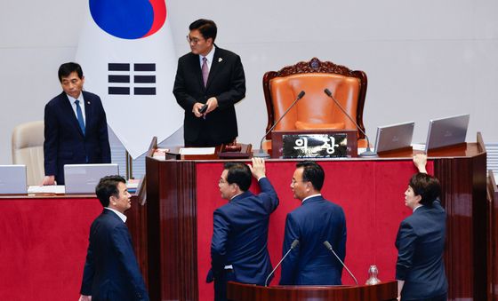 의장석 앞 대화하는 여야