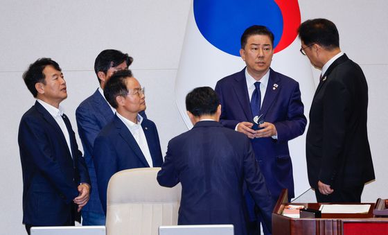 의장석으로 가 논의하는 민주