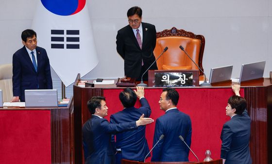 의장석 앞 대화하는 여야