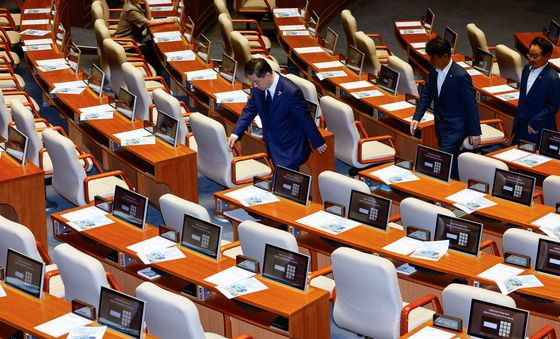 본회의장 나서는 민주