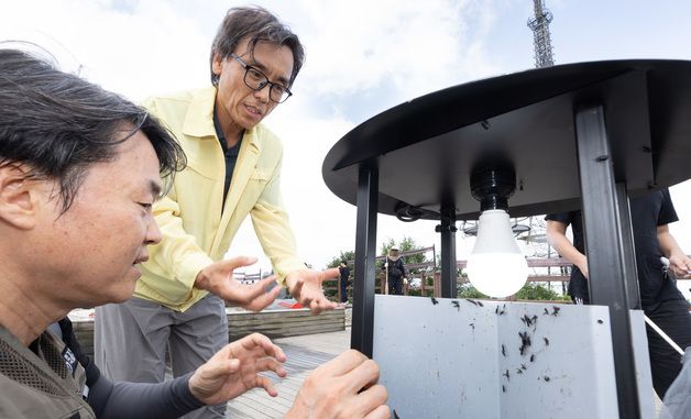 러브버그 포집 장치 살펴보는 금한승 환경부 차관