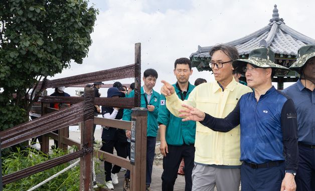 러브버그 방제현장 찾은 금한승 환경부 차관
