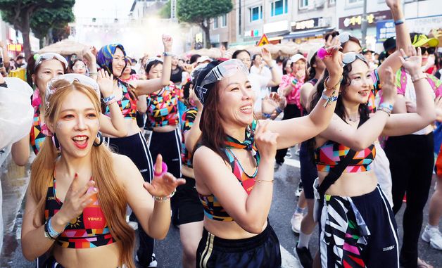 줌바댄스 즐기는 참가자들