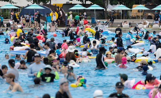 무더운 날씨에 북적이는 수영장