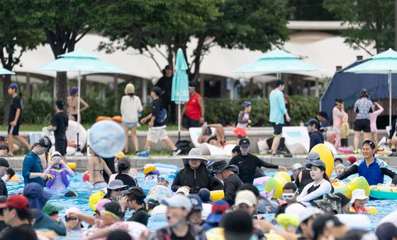 무더우 날씨에 북적이는 수영장