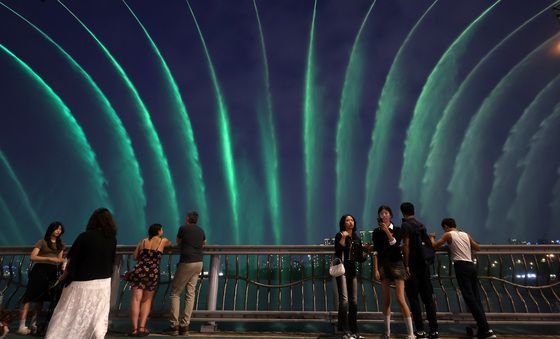 분수 보며 식히는 더위