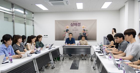 취재진 질문에 답변하는 이철희 연출