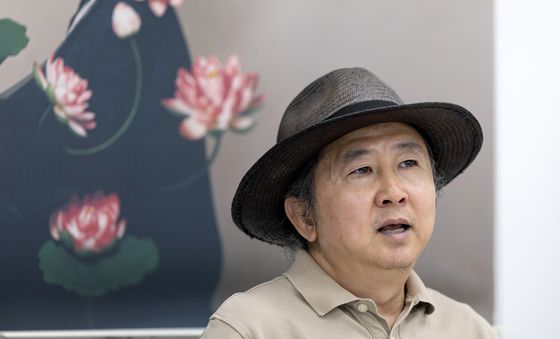 취재진 질문에 답변하는 배우 지춘성