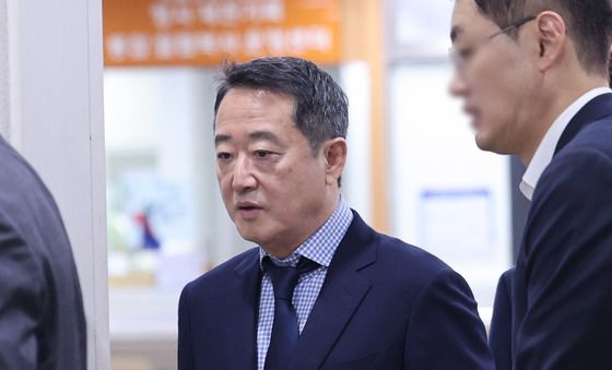 항소심 첫 재판 출석하는 이웅렬 코오롤 명예회장