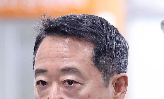 이웅렬 코오롱 명예회장, 항소심 첫 공판 출석