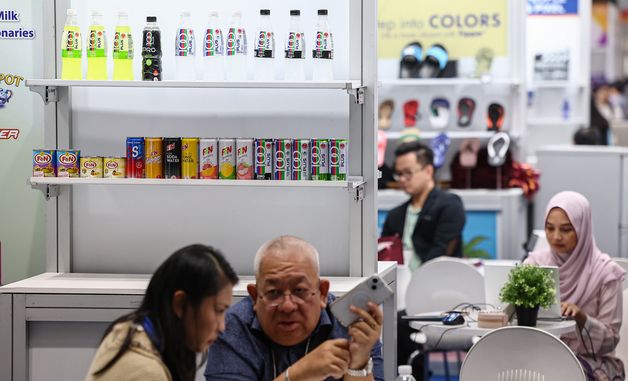 상담하는 바이어들