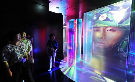 K-드라마 속 사랑의 순간 담은 '러브 챕터' 전시