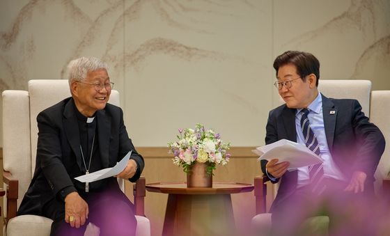 李대통령, 유흥식 추기경 접견