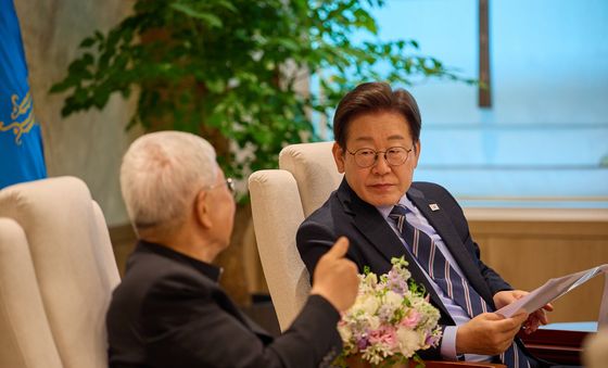 李대통령, 유흥식 추기경 접견…취임 후 첫 종교계 만남