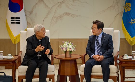 유흥식 추기경과 환담하는 이재명 대통령